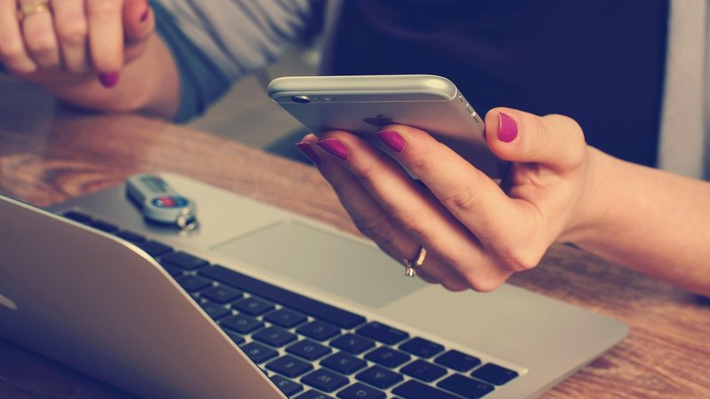 複数のポータルサイトを比較検討するイメージ