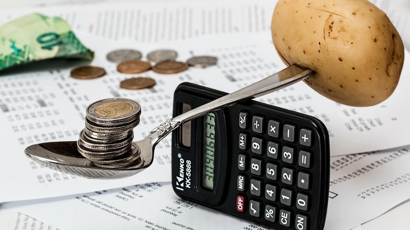 フルーツ返礼品の実質価格を比較するイメージ