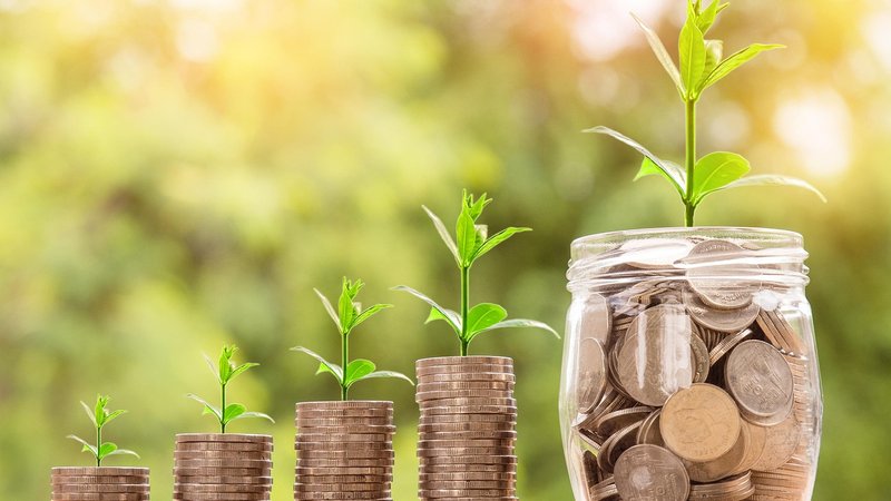 還付金の計算をイメージした硬貨と電卓