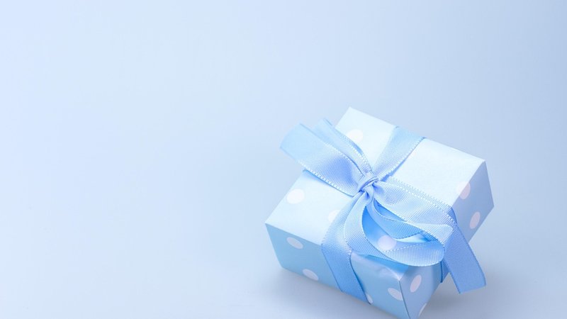 ふるさと納税で返礼品を受け取り喜ぶイメージ