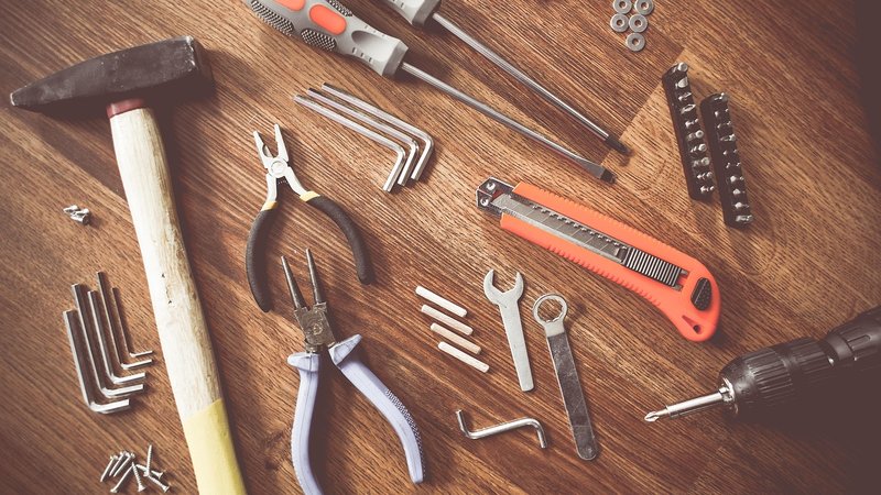 木製ペンを手作業で仕上げている職人の様子