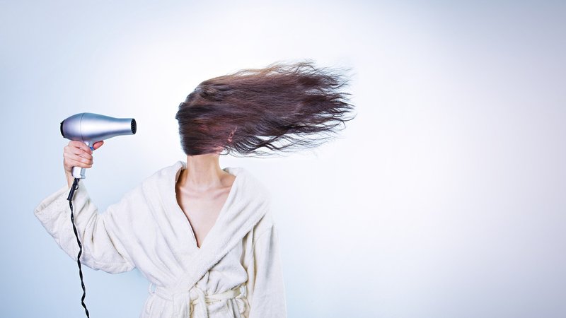 ドライヤーやヘアアイロンなど美容家電のジャンルをイメージした写真