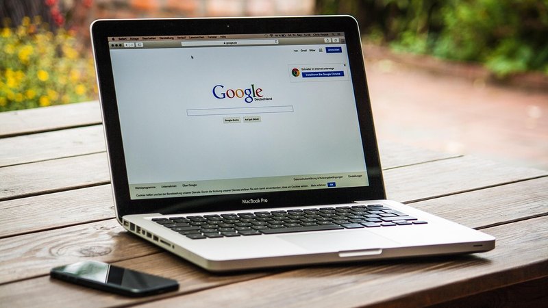 個人事業主が確定申告とふるさと納税の関係を確認するイメージ