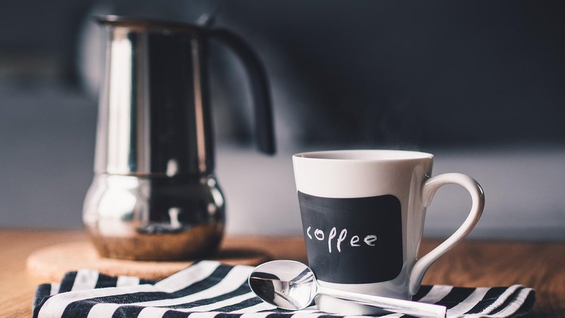 ドリップバッグでコーヒーを淹れるイメージ