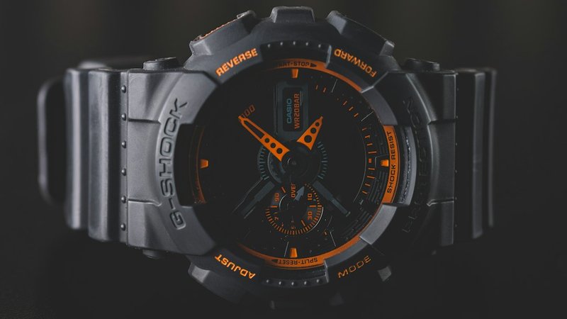 耐衝撃性能を備えたG-SHOCKの腕時計をクローズアップした写真