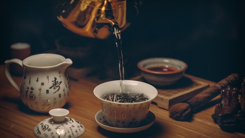 日本茶の茶葉と急須で選び方を考えるイメージ