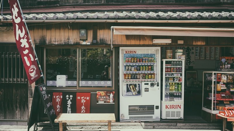 お茶の返礼品をコスパで比較計算するイメージ