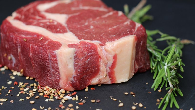 近江牛の肉料理をイメージした写真